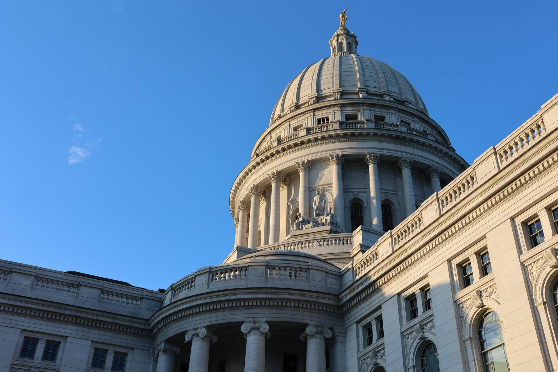 Lawmakers approve bill mandating cell phone ban in schools